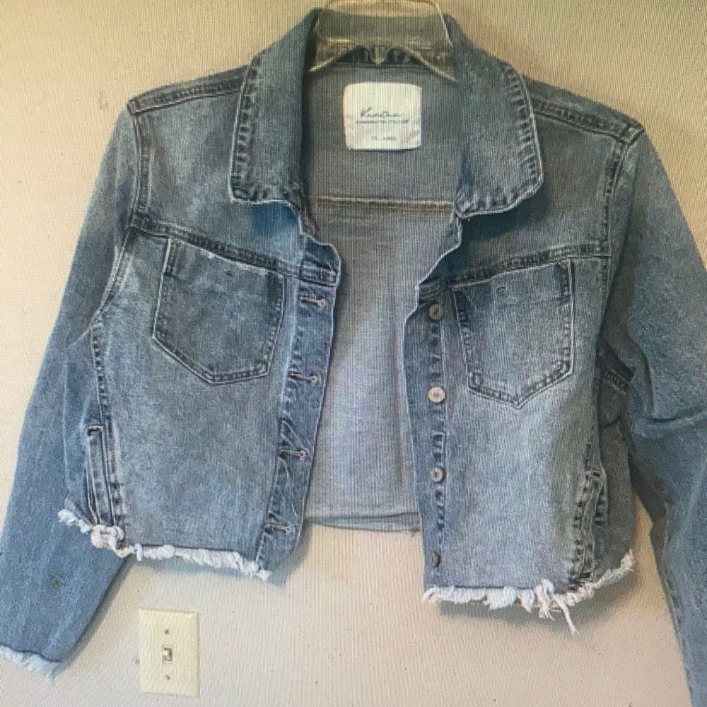 KanCan Light Blue Cropped Denim Jacket with Frayed Hem